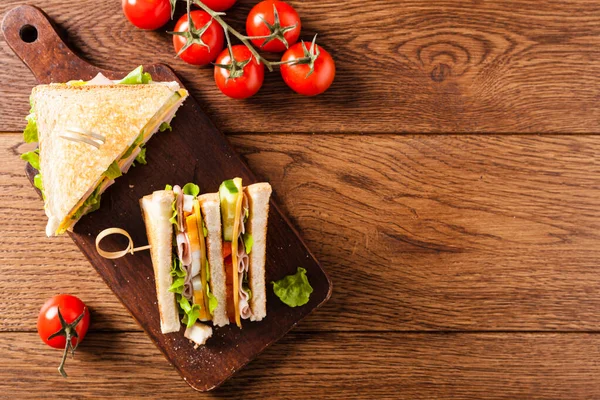 Delizioso Panino Tostato Con Prosciutto Formaggio Uova Verdure Vista Dall — Foto Stock