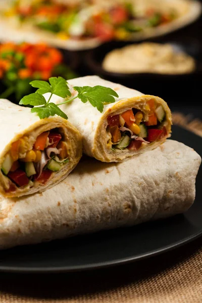 Tortilla Met Groenten Hummus Met Kikkererwten Vooraanzicht — Stockfoto