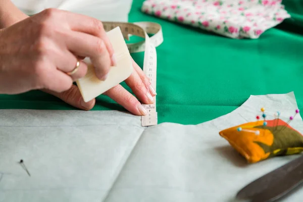 Naaiatelier Maak Naaideken Klaar Tekenen Het Materiaal Kleermaker Tekent Een — Stockfoto