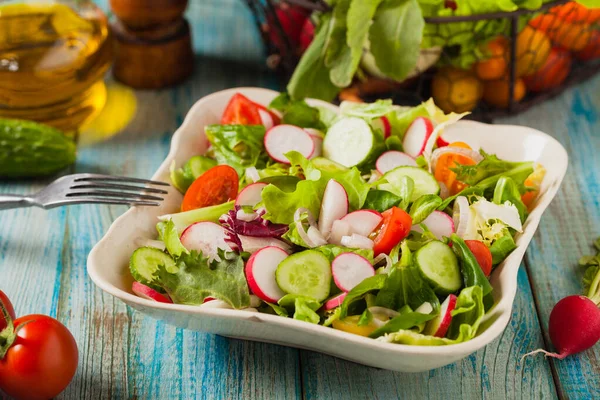 Salada Fresca Com Rabanete Pepino Tomates Cereja Coloridos Melhor Para — Fotografia de Stock