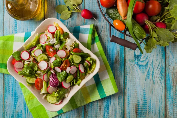 Frischer Salat Mit Rettich Gurken Bunten Kirschtomaten Besten Zum Grillen — Stockfoto