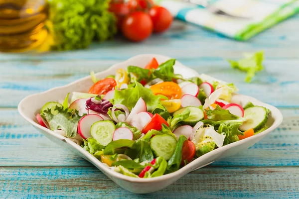 Salada Fresca Com Rabanete Pepino Tomates Cereja Coloridos Melhor Para — Fotografia de Stock