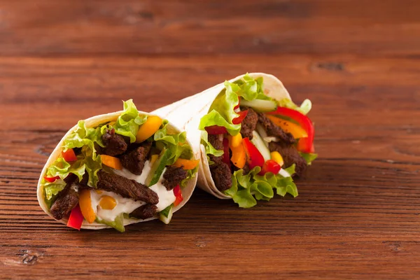 Tortilla Mit Rindfleisch Frontansicht Hölzerner Hintergrund — Stockfoto