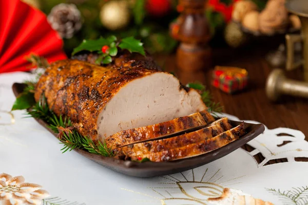 Noel süslemeli domuz filetosu. Ön görünüm. 