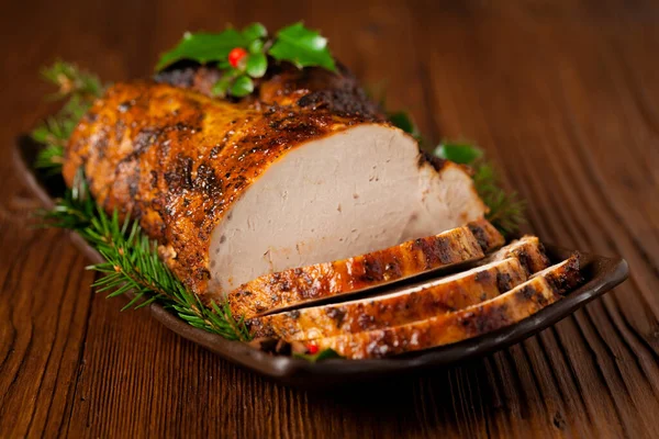 Noel süslemeli domuz filetosu. Ön görünüm. 