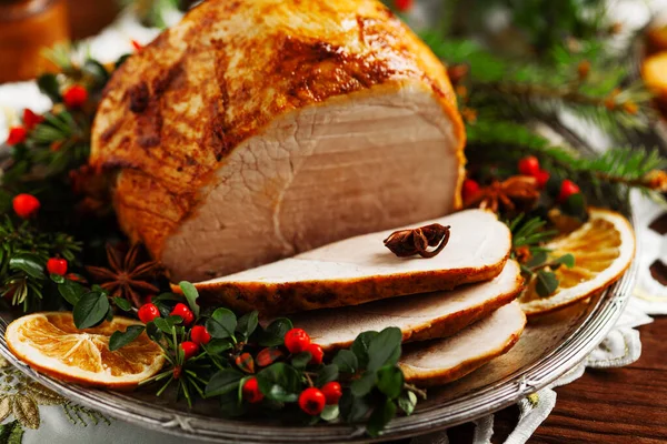 Noel pastırması, eski tabakta servis edilir. Etrafı çalı çırpı dolu. Ön görünüm.