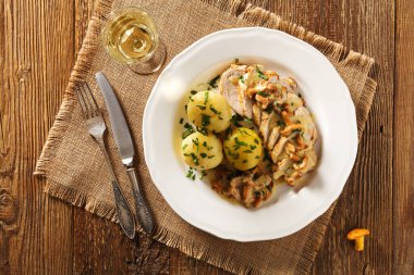 Mantar soslu kızarmış tavuk göğsü..