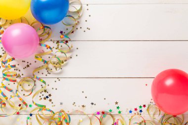 Parti için dekorasyon. Tasarım konsepti Tahta beyaz arka plan. Üst görünüm.
