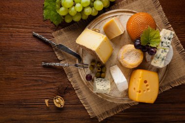 Tahta tahtada peyniri üzümle karıştır. Üst görünüm.