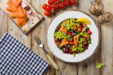 Somon füme taze salata. Antika manzara.