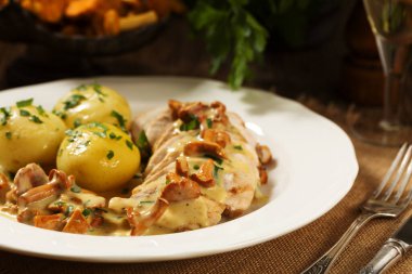 Mantar soslu kızarmış tavuk göğsü..