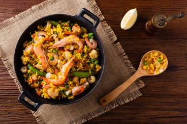 Geleneksel İspanyol paella 'sı ve deniz ürünleri ve tavuk. Wook 'ta hazır. Üst görünüm.