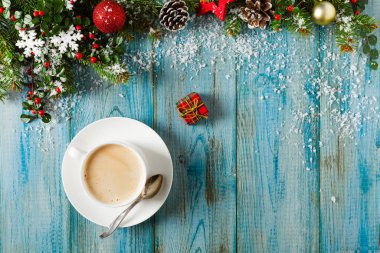 Bir fincan kahve. Noel süsü. Mavi tahta arka planı. Üst görünüm.