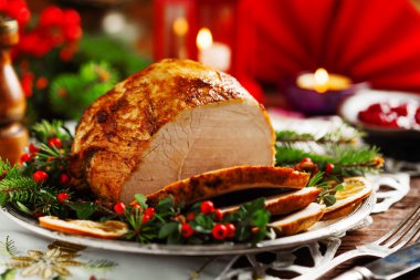 Noel pastırması, eski tabakta servis edilir. Etrafı çalı çırpı dolu. Ön görünüm.