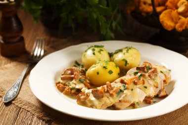 Mantar soslu kızarmış tavuk göğsü..