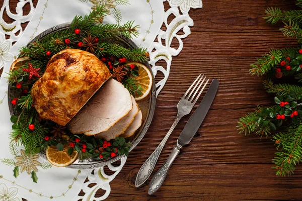 Weihnachtsgebackener Schinken Serviert Auf Dem Alten Teller Rundherum Fichtenzweige Ansicht — Stockfoto