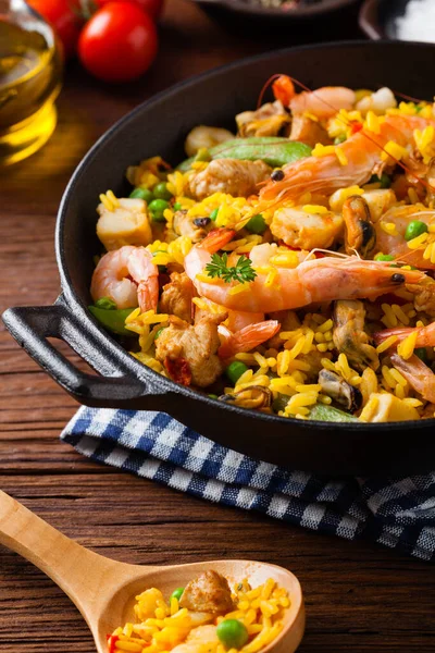 Traditionelle Spanische Paella Mit Meeresfrüchten Und Huhn Handumdrehen Zubereitet — Stockfoto