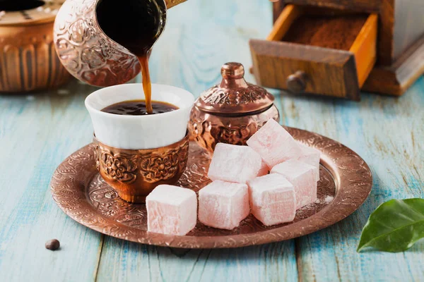 Tradycyjnie Parzona Kawa Turecka Określone Oryginalnych Pojemnikach Turecką Rozkoszą — Zdjęcie stockowe
