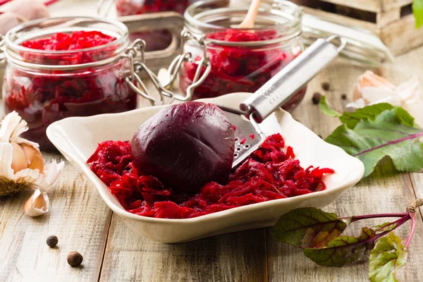 Geriebene Rote Bete Mariniert Gläsern Hölzerner Hintergrund — Stockfoto