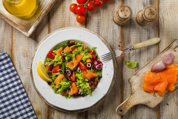 Somon füme taze salata. Antika manzara.