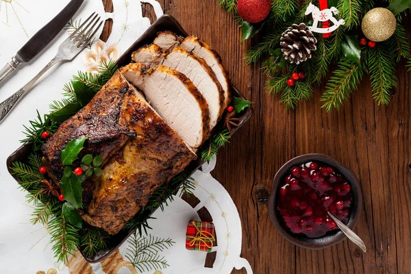 Schweinebraten Mit Weihnachtsdekoration Ansicht Von Oben Hölzerner Hintergrund — Stockfoto