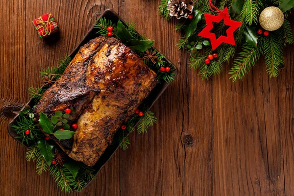 Schweinebraten Mit Weihnachtsdekoration Ansicht Von Oben Hölzerner Hintergrund — Stockfoto