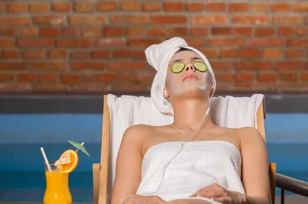 Una Donna Rilassa Nella Spa Maschera Nutrizionale — Foto Stock