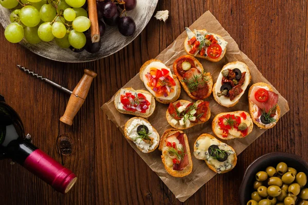 Crostini Different Toppings Wooden Background Delicious Appetizers Top View — Stock Photo, Image