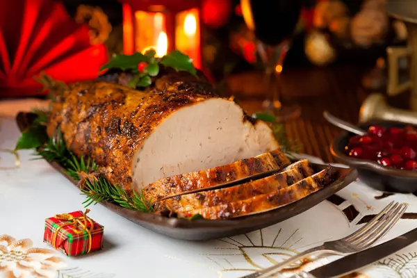 Noel süslemeli domuz filetosu. Ön görünüm. 
