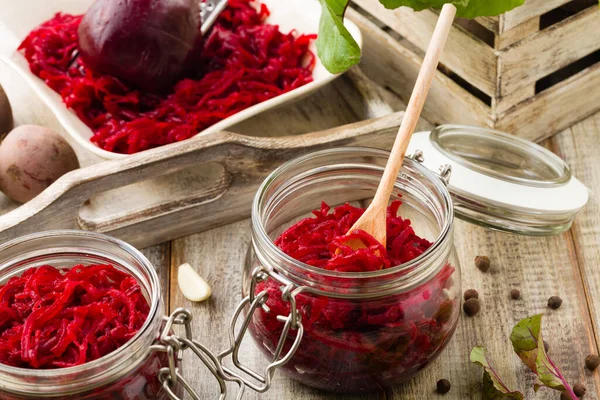 Geriebene Rote Bete Mariniert Gläsern Hölzerner Hintergrund — Stockfoto