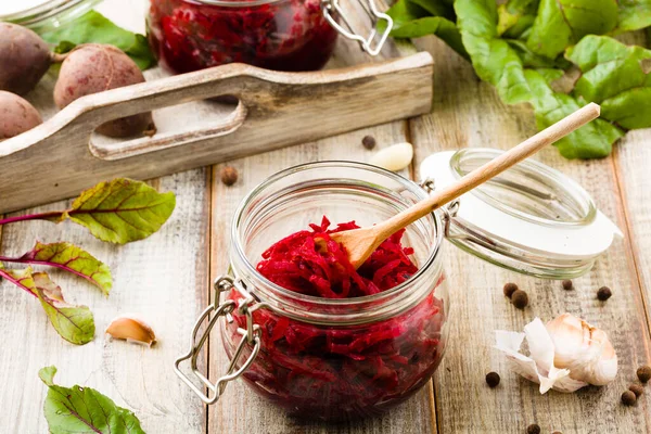 Geriebene Rote Bete Mariniert Gläsern Hölzerner Hintergrund — Stockfoto