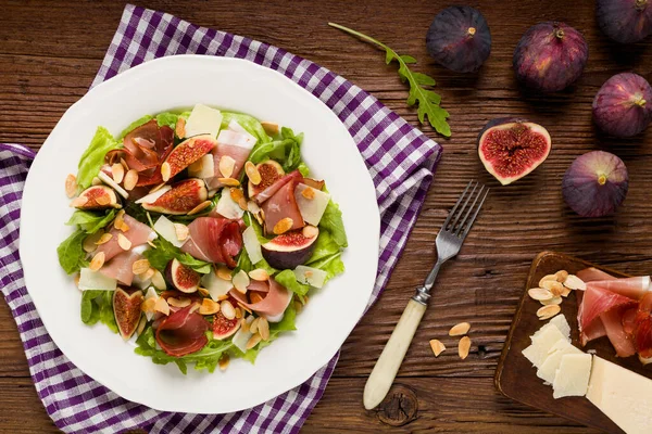 Färsk Sallad Med Fikon Och Prosciutto Med Parmesanost Och Rostad — Stockfoto