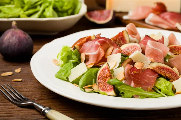 Ensalada Fresca Con Higos Jamón Con Queso Parmesano Almendras Tostadas — Foto de Stock