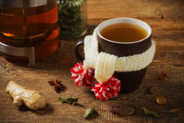 Bir fincan sıcak çayla eşarplı.