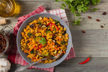 Kuskus doğulu. Vejetaryen yemeği. Üst görünüm. 