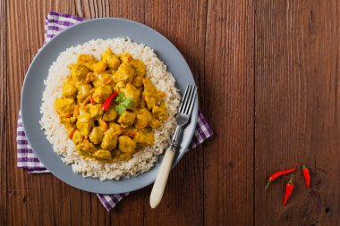 Körili tavuk sosu. Pirinçle servis edilmiş. Üst Manzara. Doğal ahşap zemin.