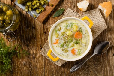 Geleneksel salatalık çorbası ve salatalık turşusu. Üst görünüm.