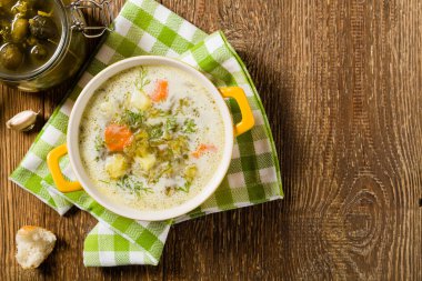 Geleneksel salatalık çorbası ve salatalık turşusu. Üst görünüm.