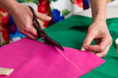 Dikiş atölyesi. Dikiş battaniyesini hazırlıyorum. Materyali kesiyorum. Dikiş dikmek için kesik desen.