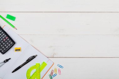 Okul malzemeleri. Reklam grafikleri için arka plan. Üst görünüm.