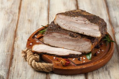 Pişmiş domuz pastırması. Ön görünüm. 