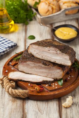 Pişmiş domuz pastırması. Ön görünüm. 