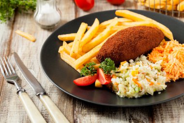 Tavuk Kiev (de Volaille pirzolası) patates kızartması ve salata ile. Ön görünüm.