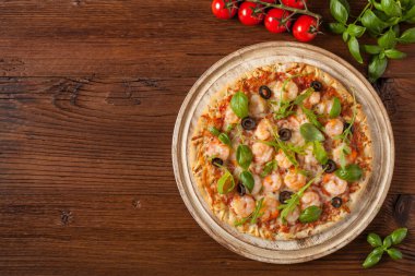 Karidesli pizza. Üst Manzara. Tahta arka plan.