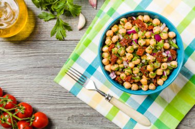 Soğanlı nohut salatası ve kurutulmuş domates. Üst görünüm.