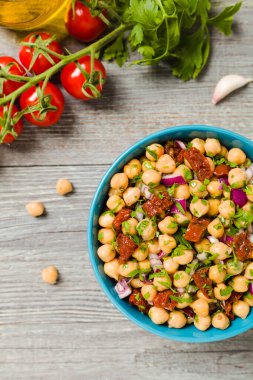 Soğanlı nohut salatası ve kurutulmuş domates. Üst görünüm.