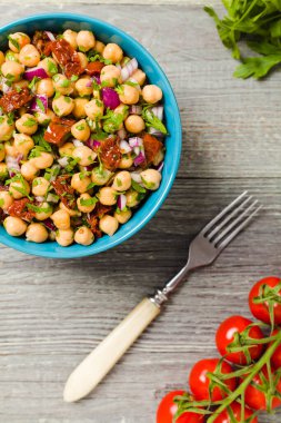 Soğanlı nohut salatası ve kurutulmuş domates. Üst görünüm.