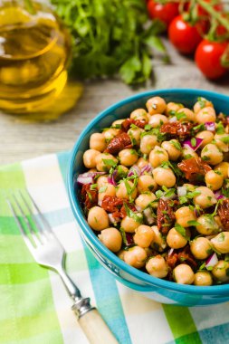 Soğanlı nohut salatası ve kurutulmuş domates. Ön görünüm.