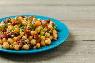 Soğanlı nohut salatası ve kurutulmuş domates. Ön görünüm.