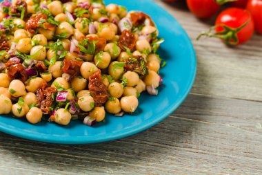 Soğanlı nohut salatası ve kurutulmuş domates. Ön görünüm.
